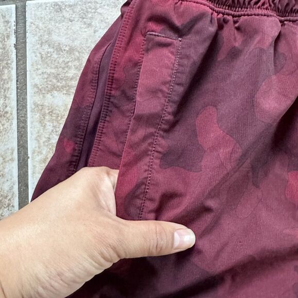 Lululemon Pace Breaker Shorts‎ Smokescreen Camo Oxblood Rosewood Lined 9” Medium - Picture 5 of 13